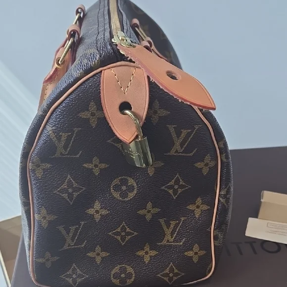 Louis Vuitton Speedy 25 with keys, box & dust bag.  Excellent Condition! - Picture 5 of 16